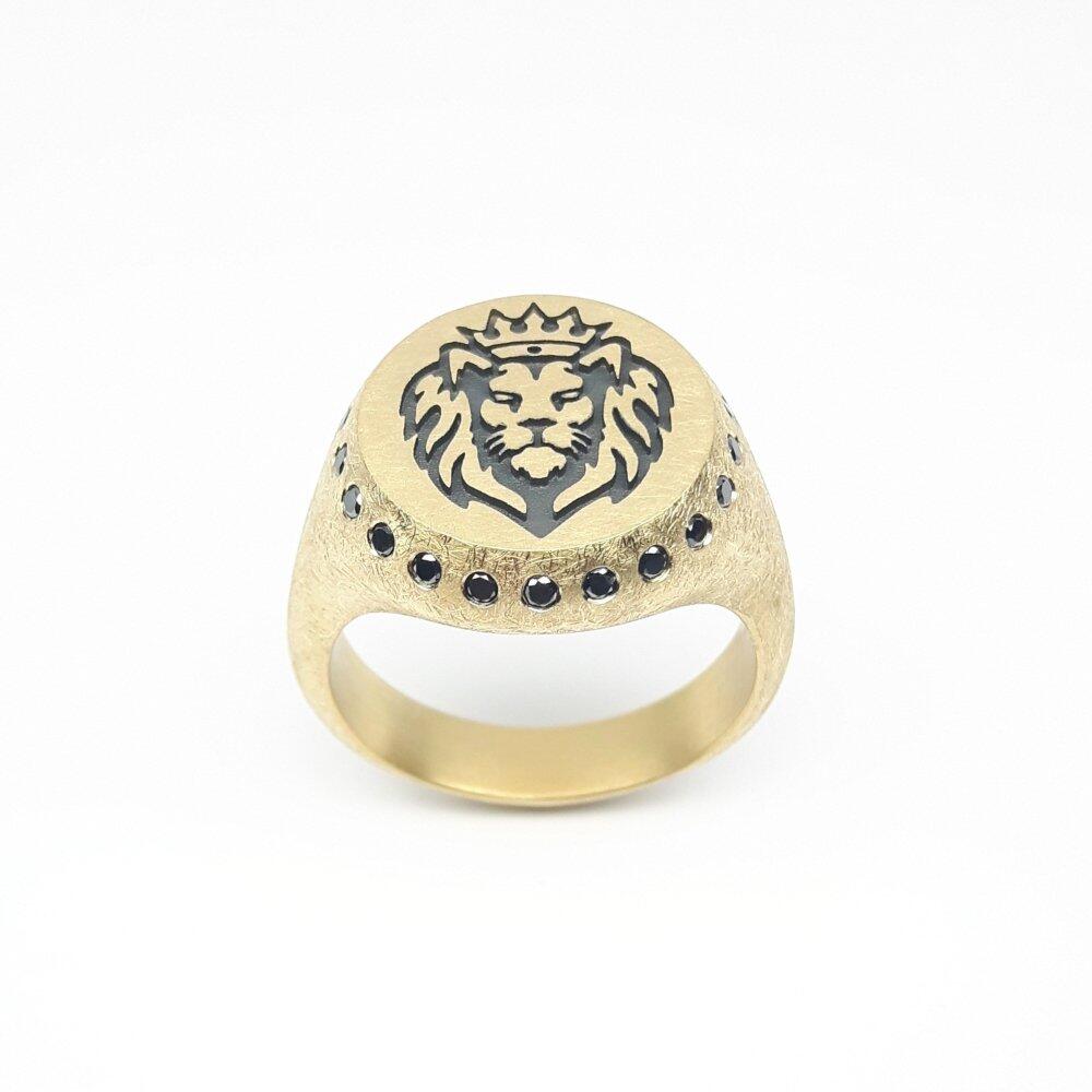 "Lion of Luxembourg", bague chevalière en or jaune 18kt et diamants noirs. Pièce unique.