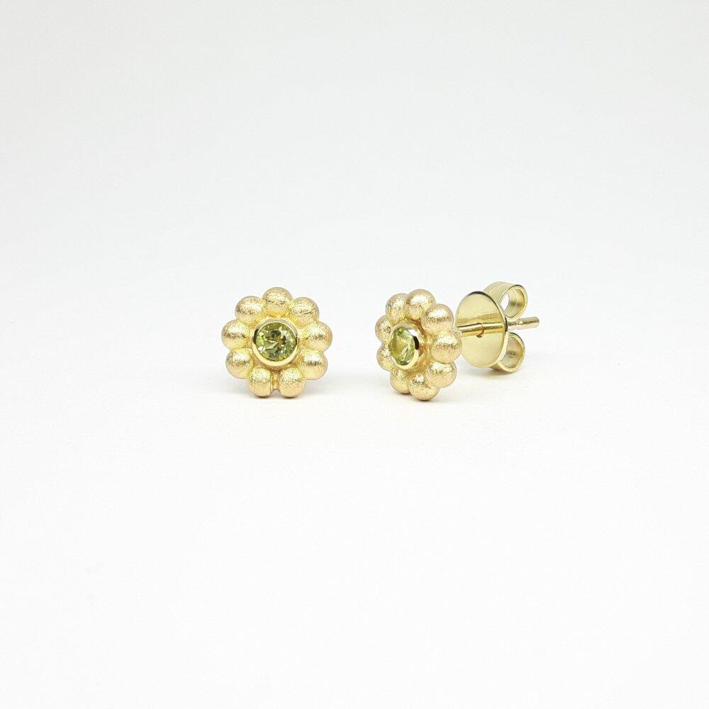 "round around", ear studs in 18kt yellow gold and peridot.