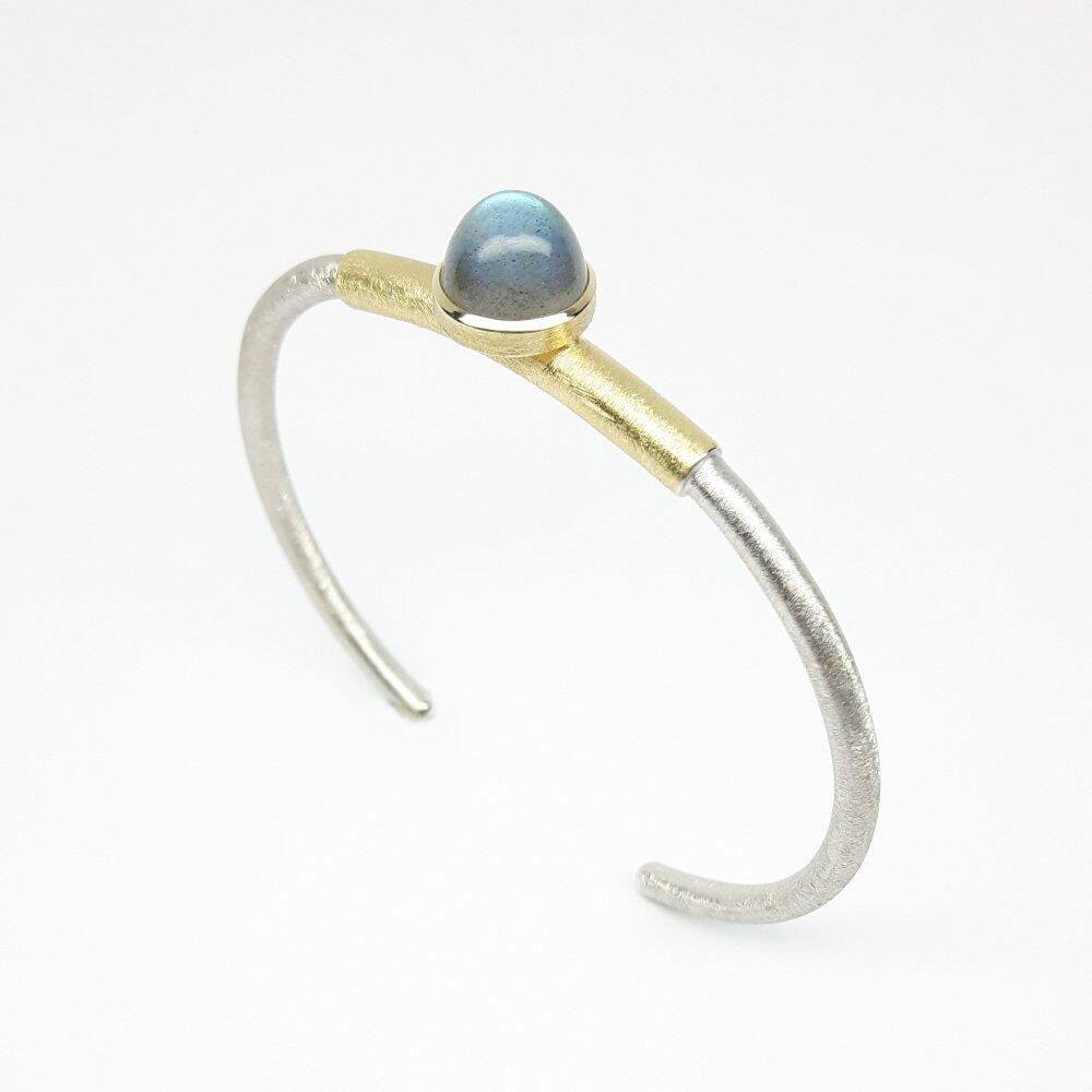 Armreif aus 925er Silber, 18kt Gelbgold und blau-grauem Labradorit.