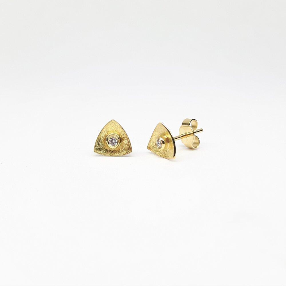 Stud earrings in 18kt yellow gold and diamonds.