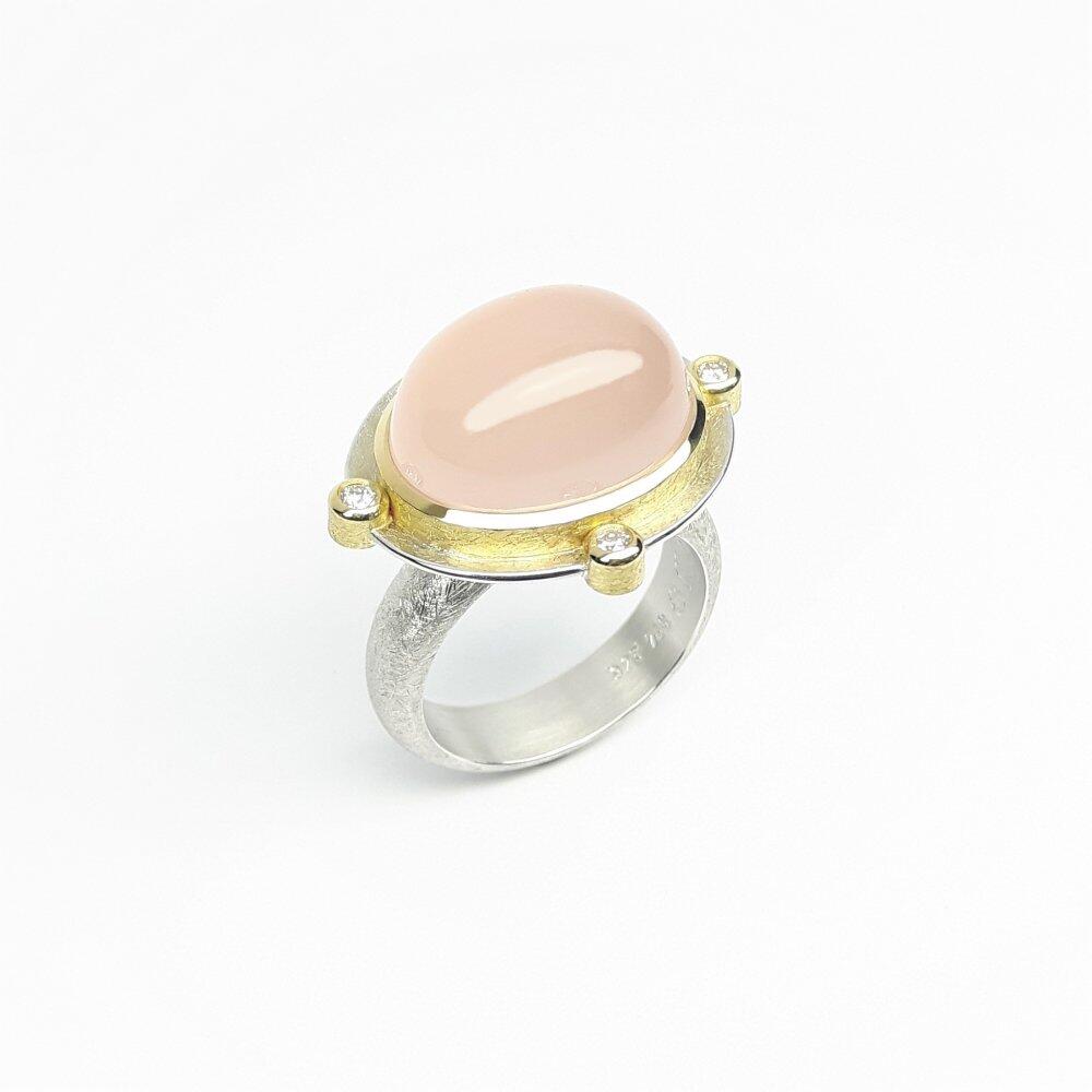 Bague en argent 925/-, or jaune 18kt, quartz rose et diamants. Pièce unique.