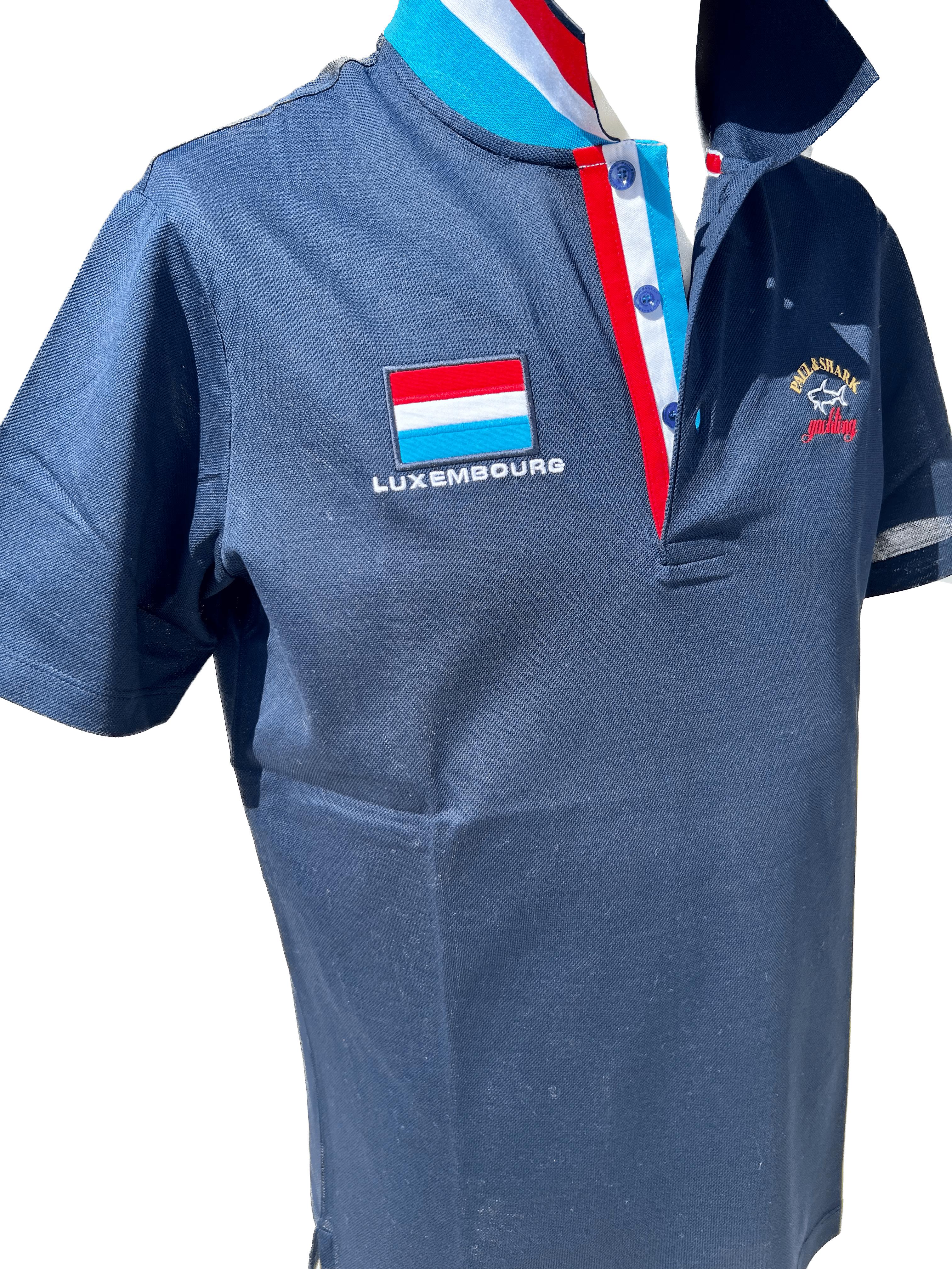 Paul&Shark Luxemburg Polo-Shirt in marineblau mit Luxemburger Nationalflagge und Details in rot-weiß-blau.