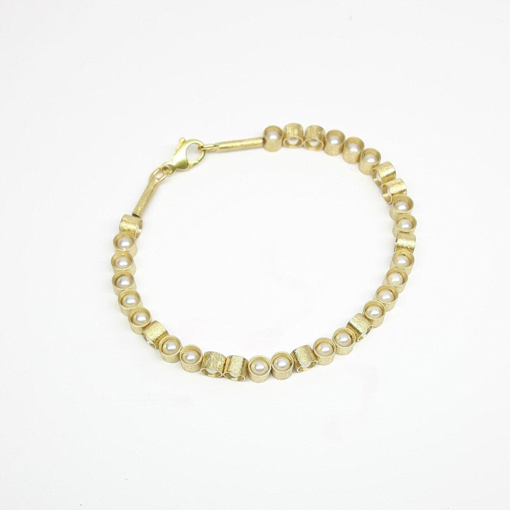 Bracelet in 18kt yellow gold and Akoya pearls.