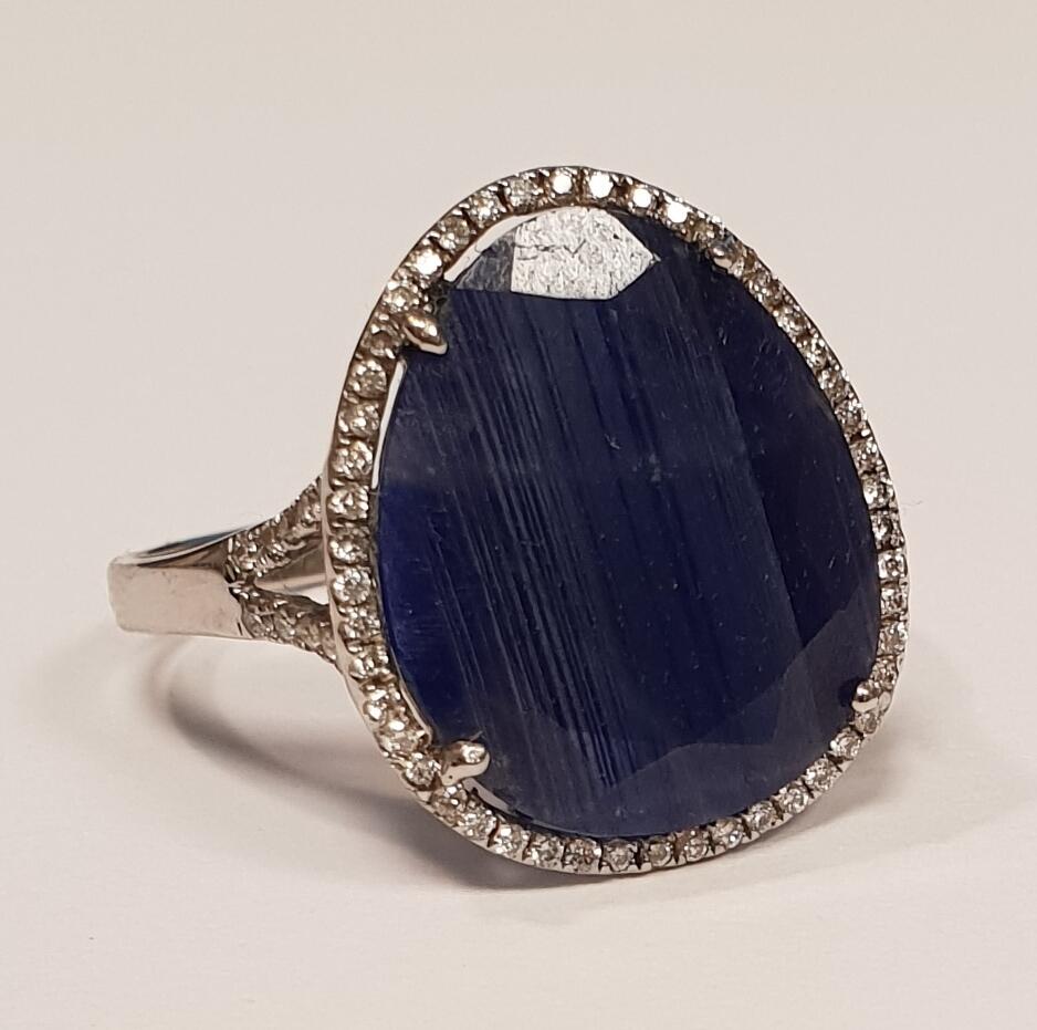 # Weißgoldring mit 0,270 ct Diamant und einem flachen Rohsaphir