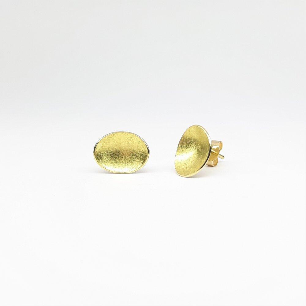 Stud earrings oval in 18kt yellow gold.