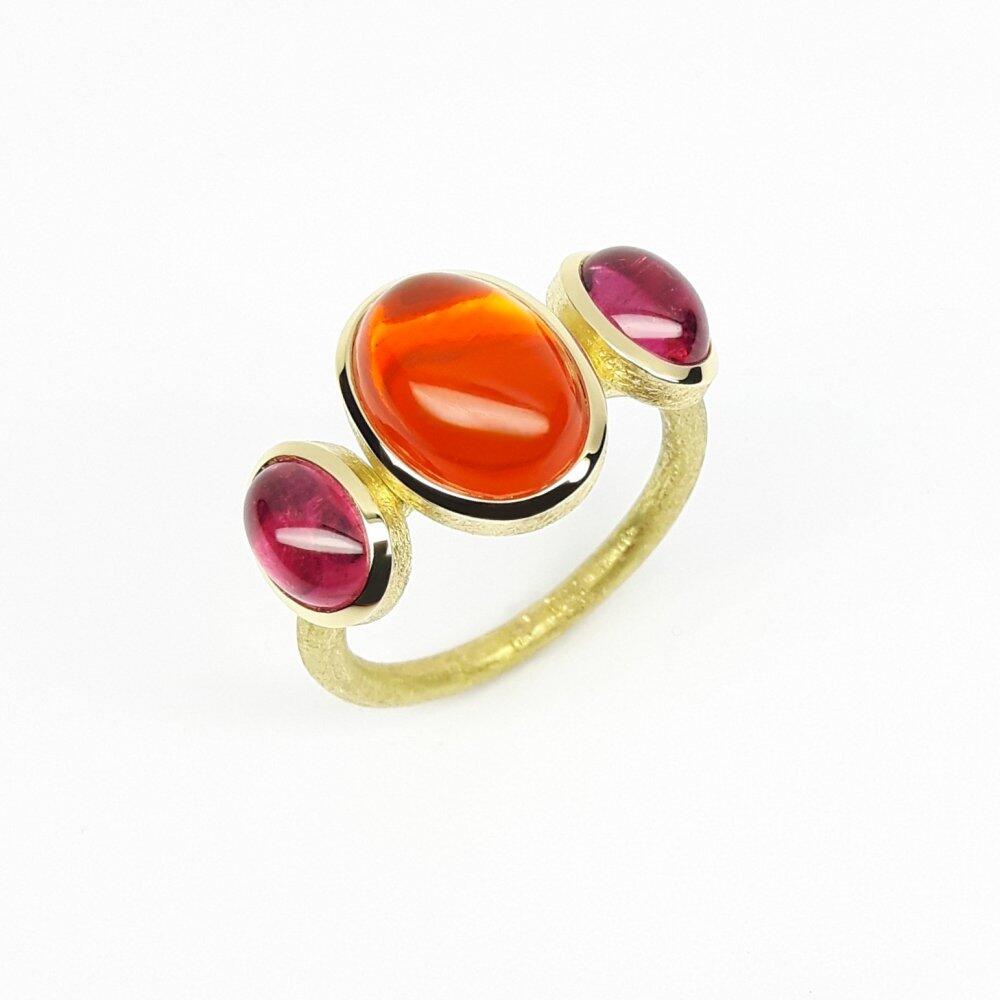 Bague en or jaune 18kt, opale de feu et tourmaline rose. Pièce unique.