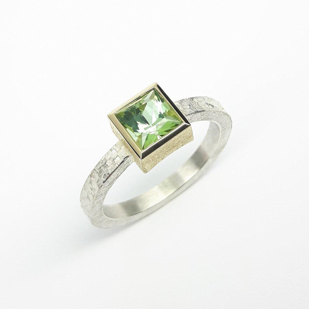 Bague martelée en argent 925/-,  or jaune 18kt, sertie d'une tourmaline. Pièce unique.