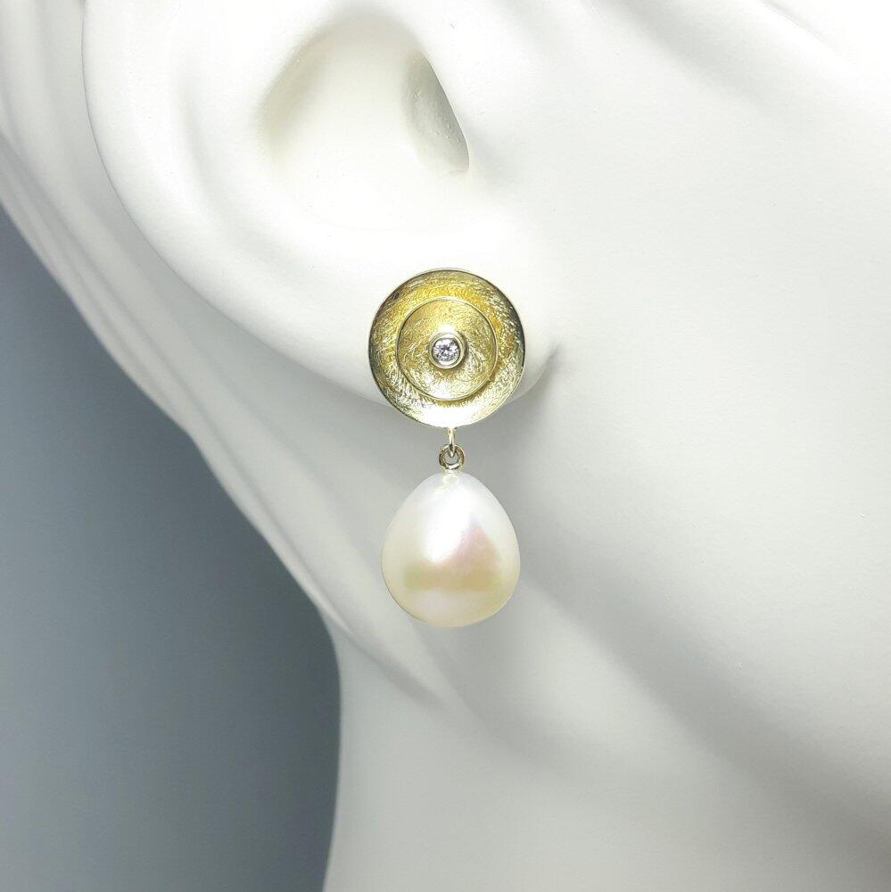 Boucles d'oreilles en or jaune 18kt, perles de culture d'eau douce et diamants. Pièce unique.