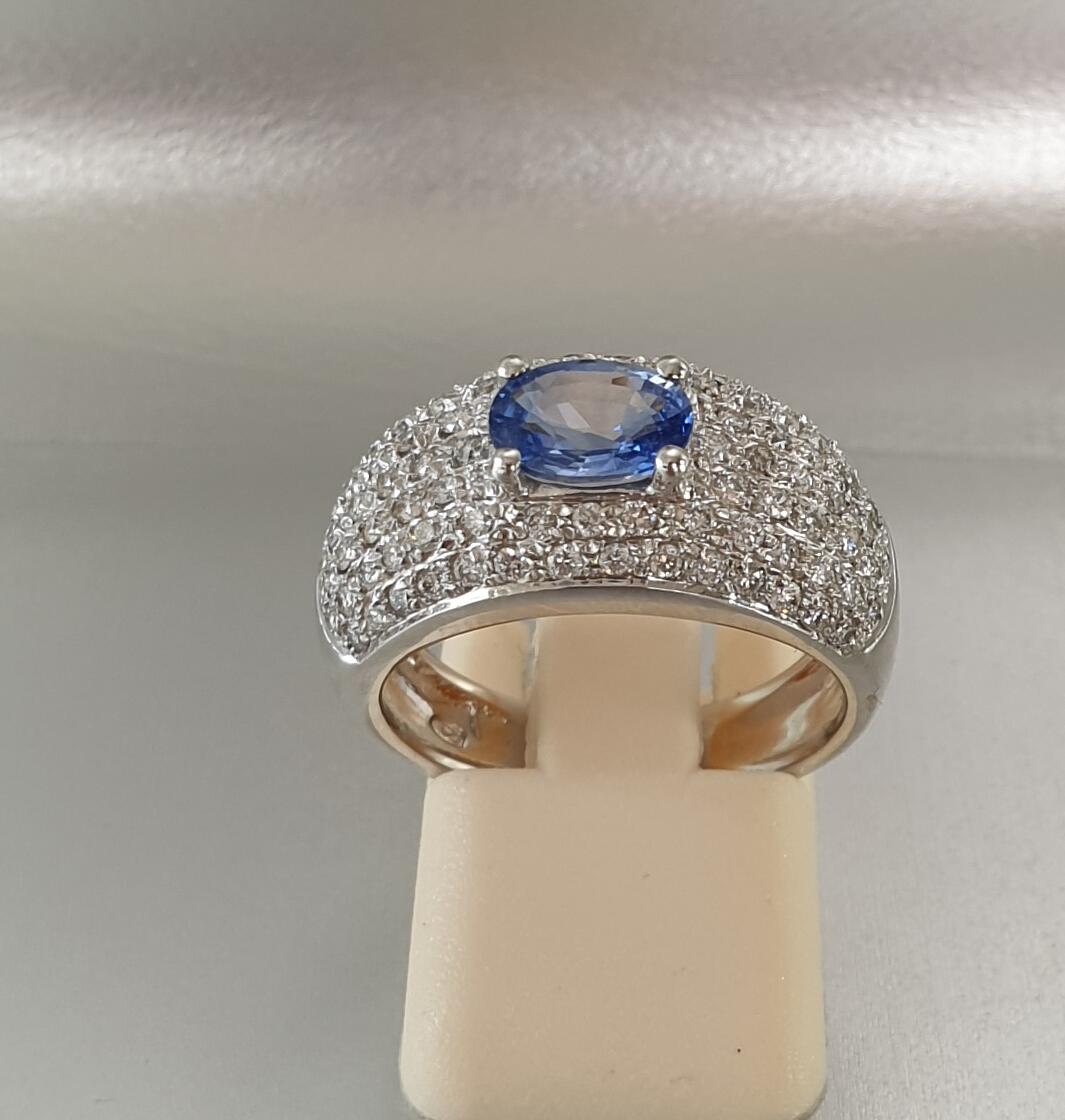 # Weißgoldring mit 1,06 ct Saphir und 0,90 ct Diamanten
