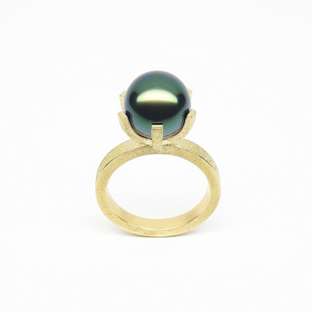 Bague en or jaune 18kt et perle de Tahiti noire-verte Ø10,5mm. Pièce unique.