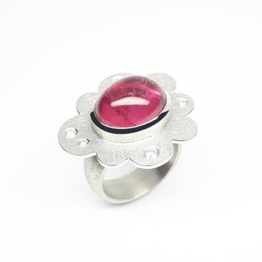 "flower power", ring in 18kt white gold, pink tourmaline and diamonds. Unique piece.