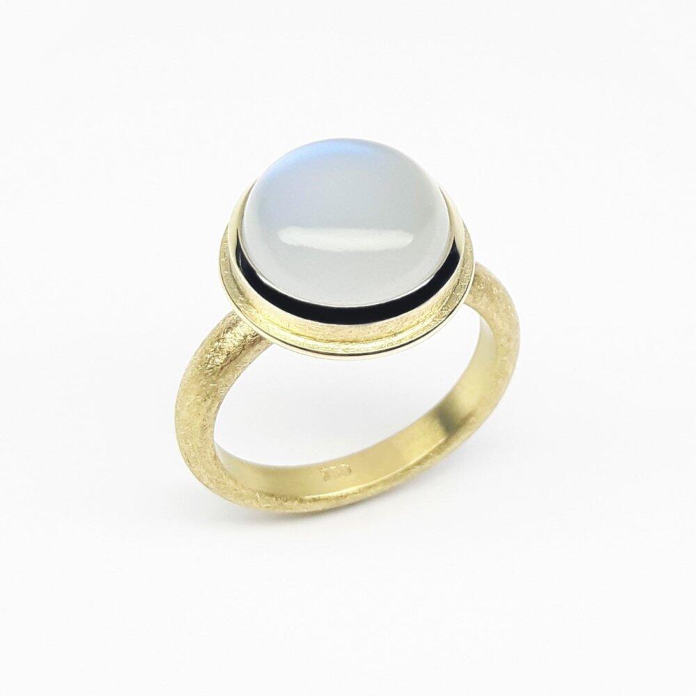 Bague en or jaune 18kt et pierre de lune très lumineuse. Pièce unique.