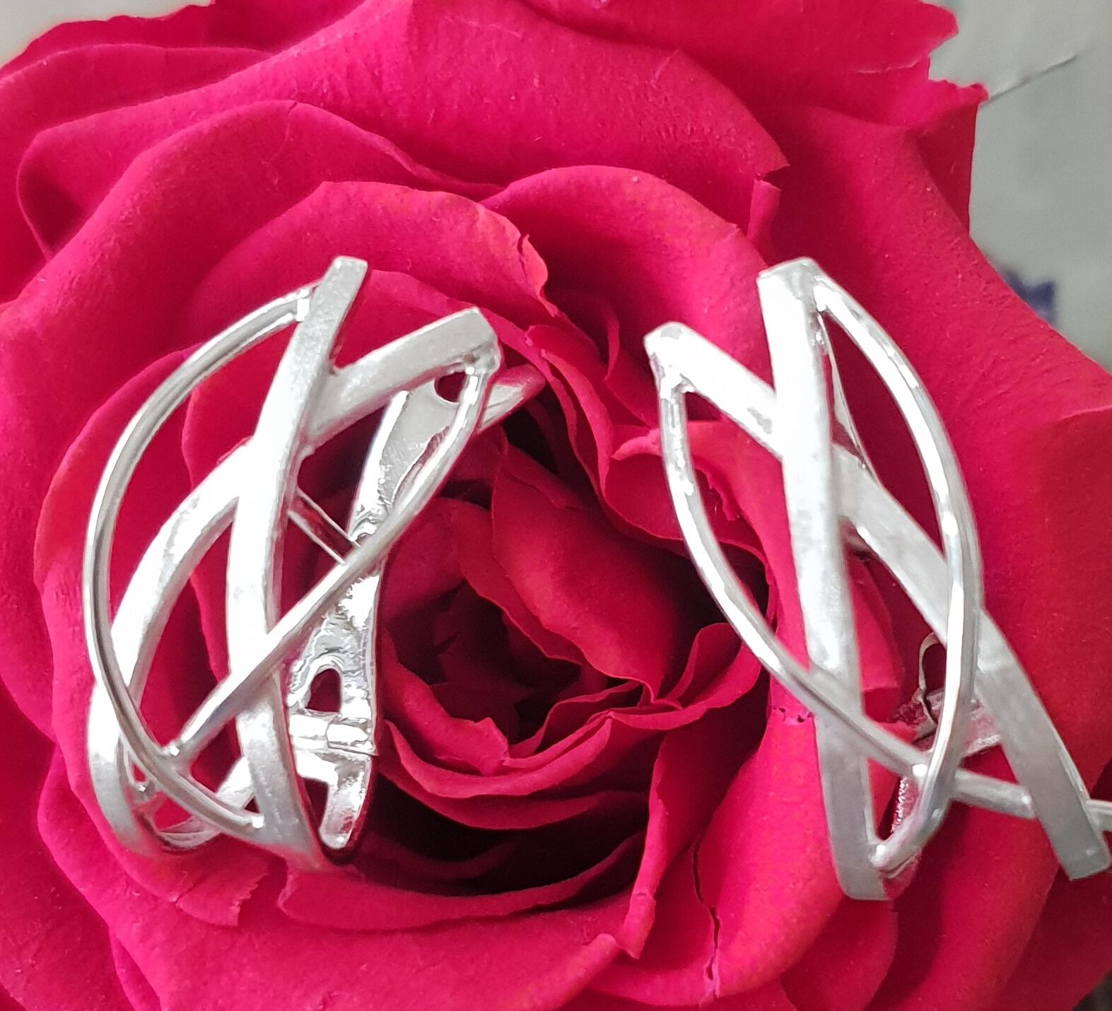 Earrings in 18K white gold