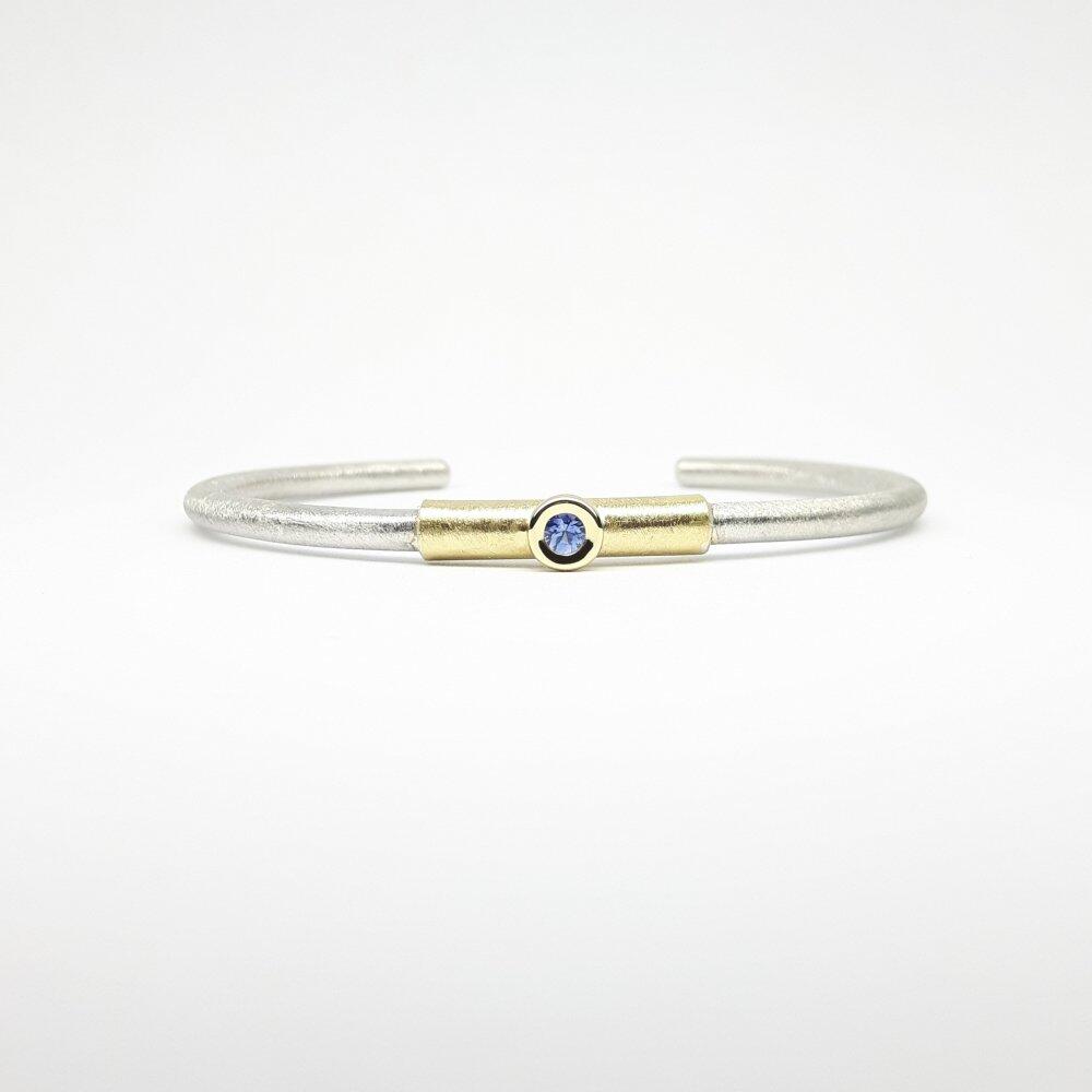 Armreif aus 925er Silber, 18kt Gelbgold und blauem Saphir.