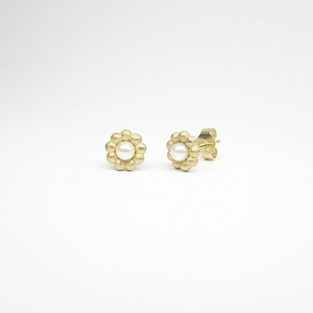 "round around", ear studs in 18kt yellow gold and white Akoya pearls Ø3.8mm.