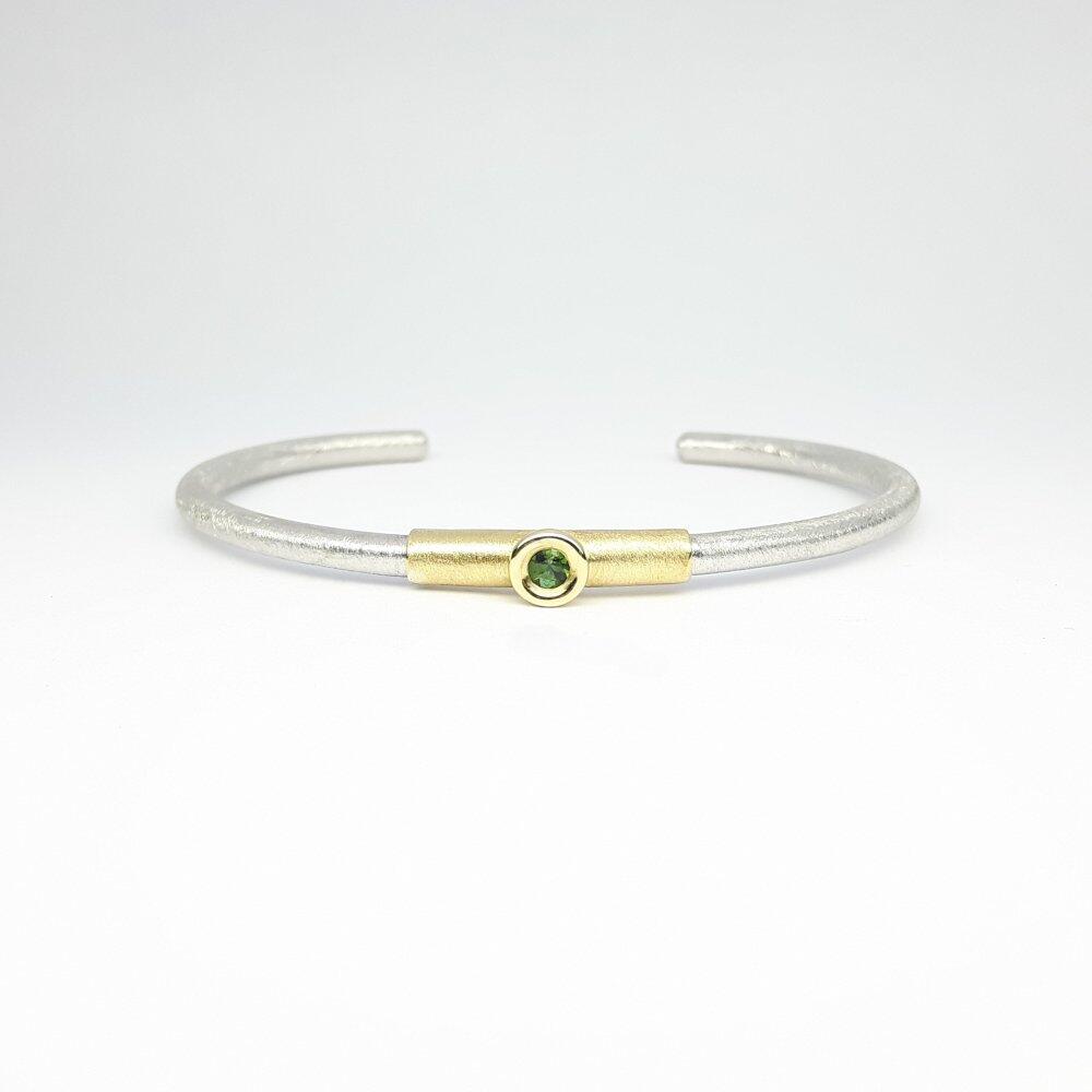 Armreif aus 925er Silber, 18kt Gelbgold und grünem Turmalin.