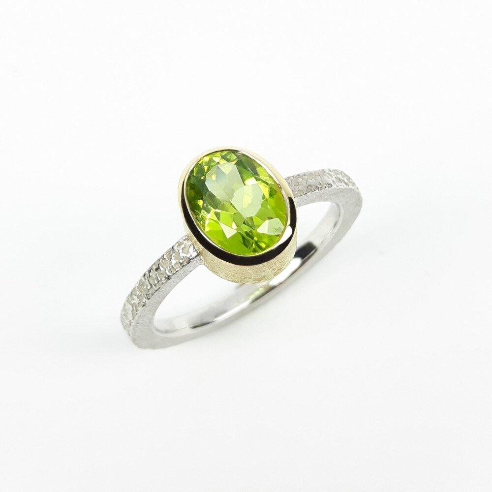 Bague en argent 925-., or jaune 18kt et péridot. Pièce unique.