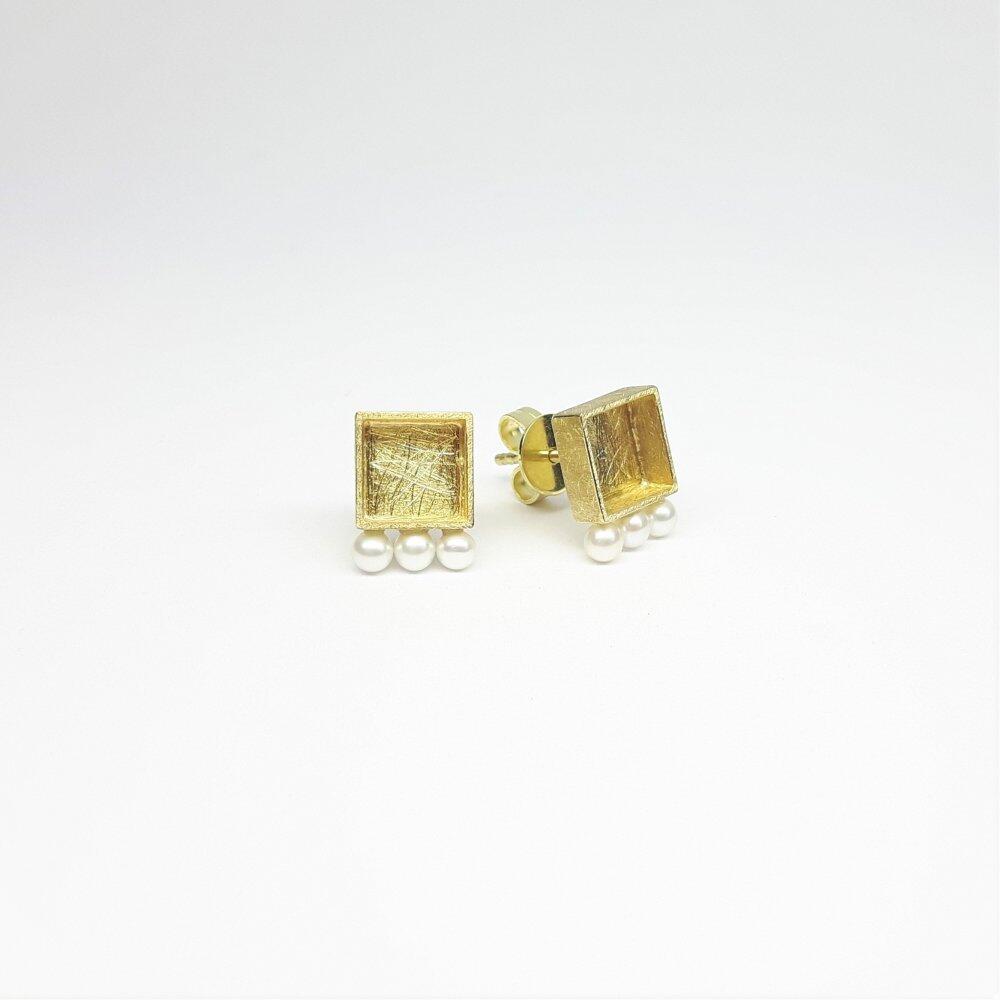 Stud earrings in 18kt yellow gold and 6 Akoya pearls.