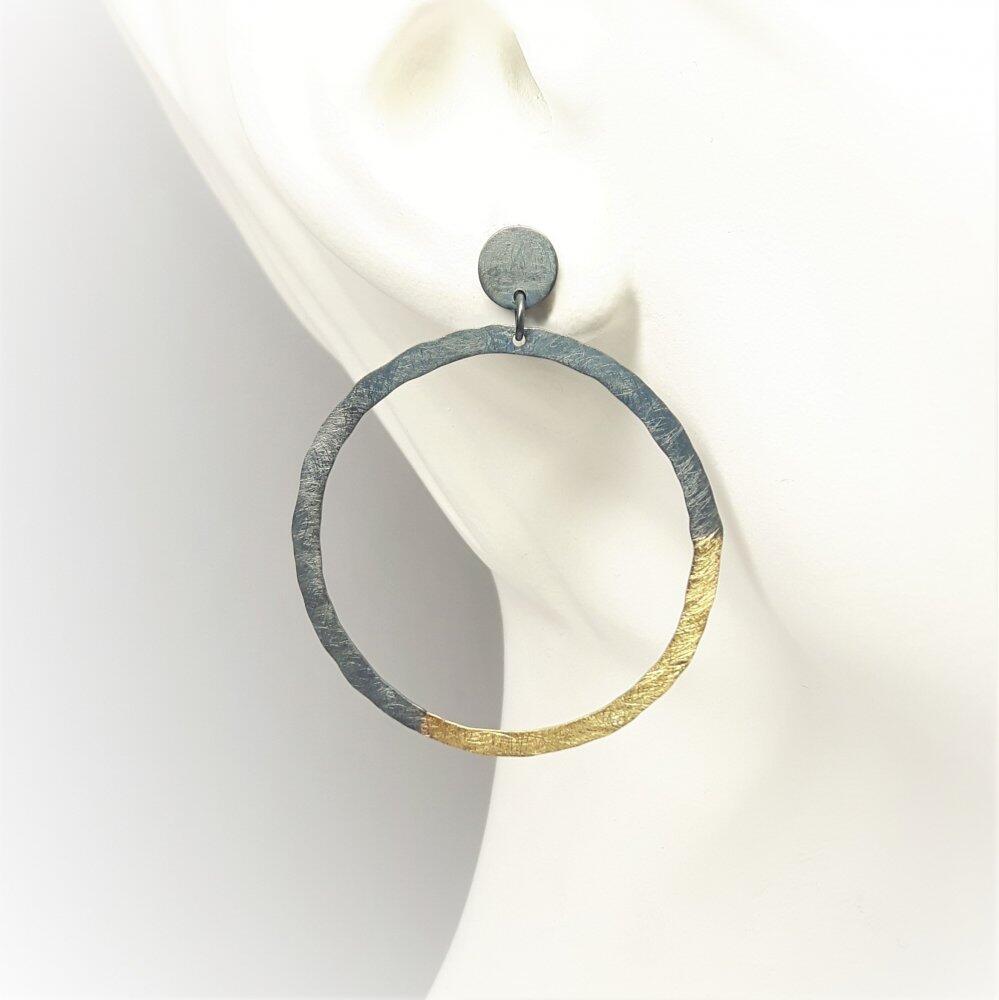 Earrings in blackened 925 silver and 18kt yellow gold.