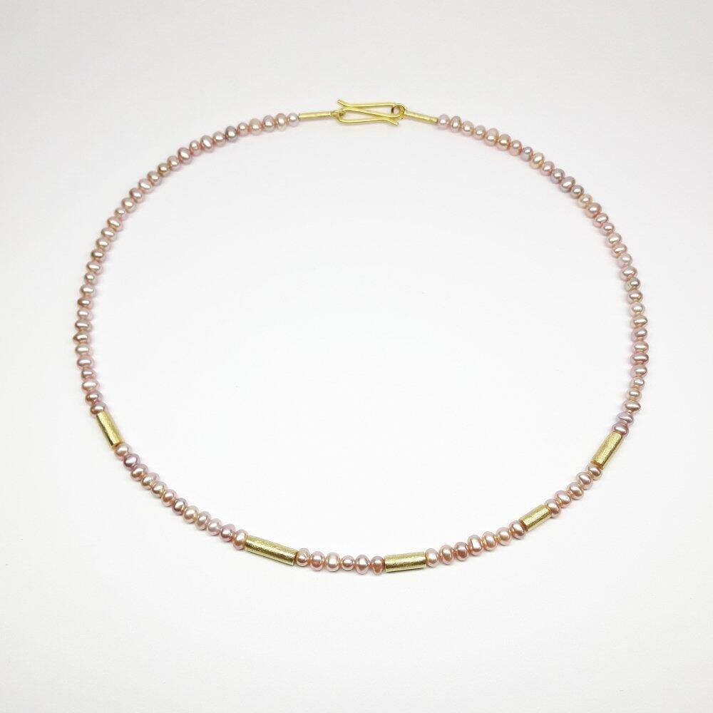 Collier en or jaune 18kt et perles de culture d'eau douce roses. Pièce unique.