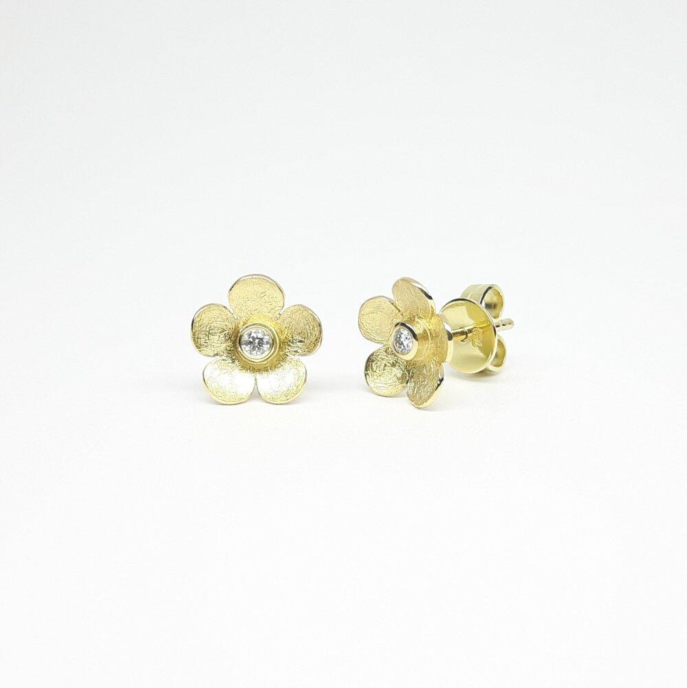 "flower-power" stud earrings in 18kt yellow gold and diamonds.