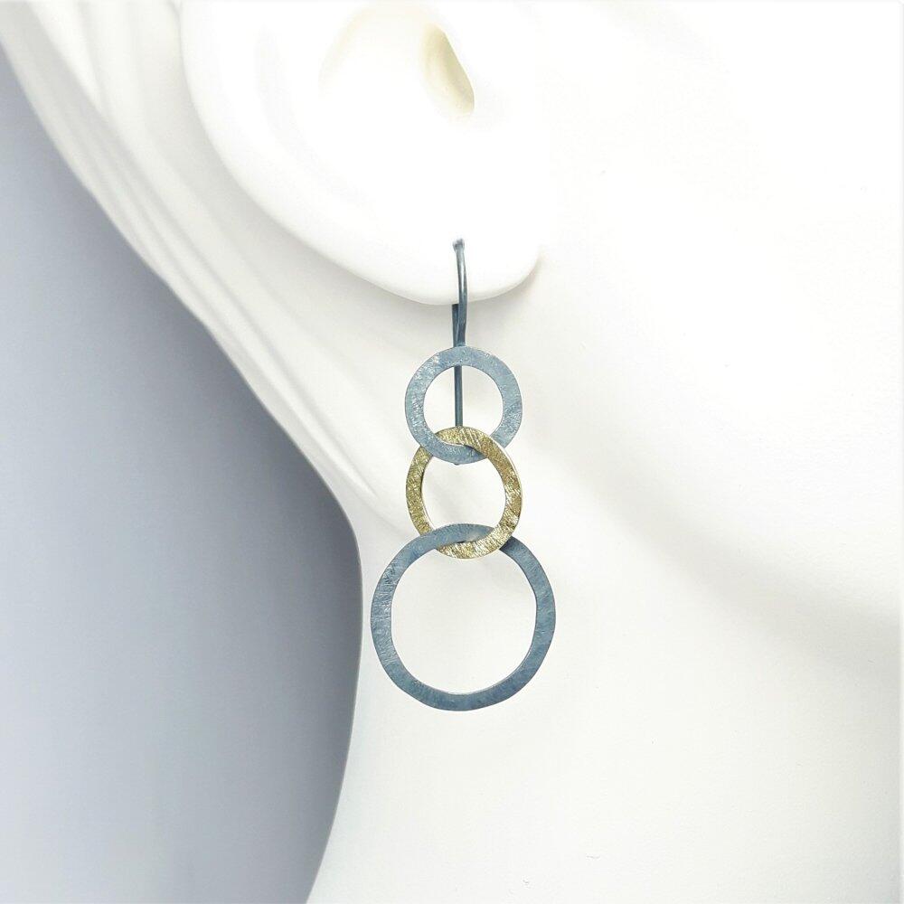Dancing circles" earrings in blackened silver and 18kt yellow gold.