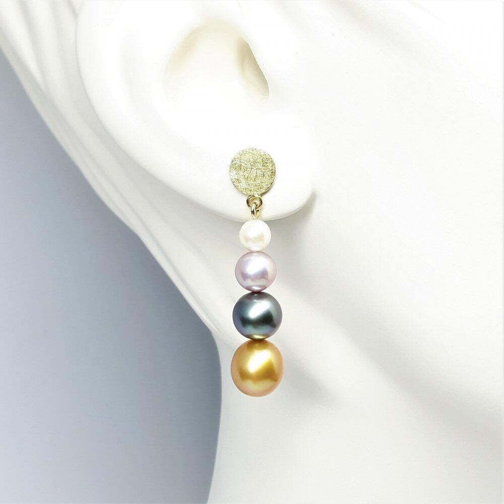 "queen", boucles d 'oreilles en or jaune 18kt, perles jaunes des mers du sud, perles grisesTahiti, perles Akoya et perles d'eau douce. Pièce unique.