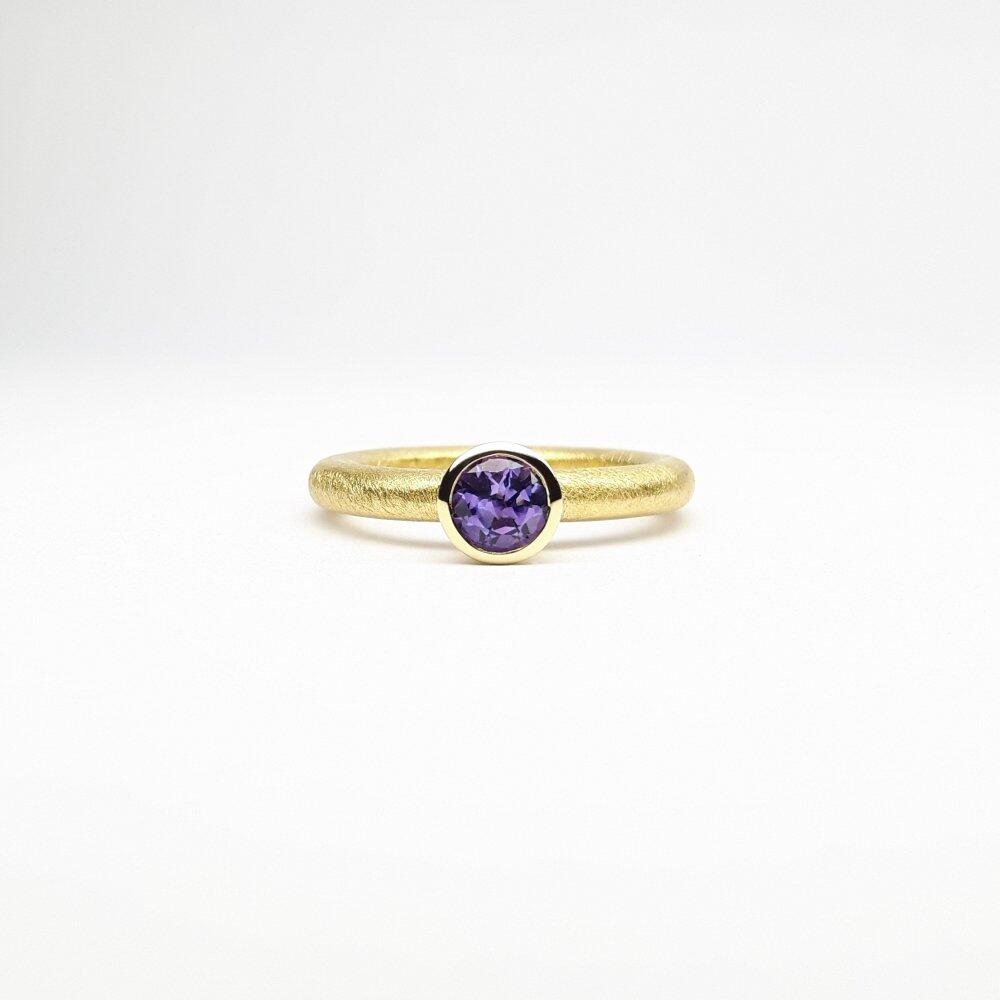 "combiring small", 18kt Gelbgold und Amethyst Ø5mm.