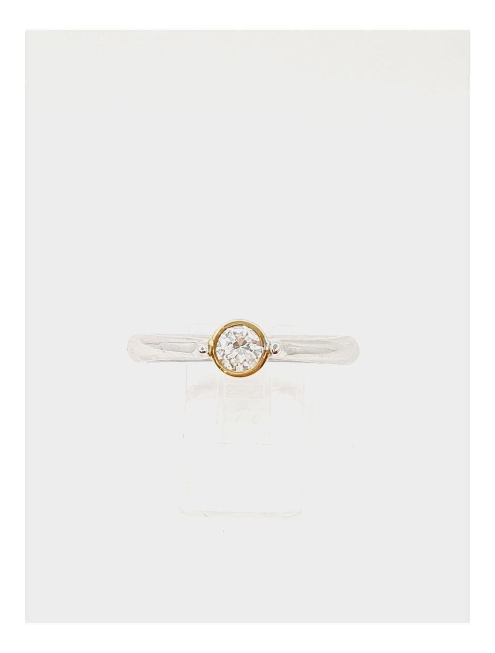 # Solitärring aus Weißgold und Gelbgold mit 0,32 ct GVS1 natürlichem Diamant in Krappenfassung