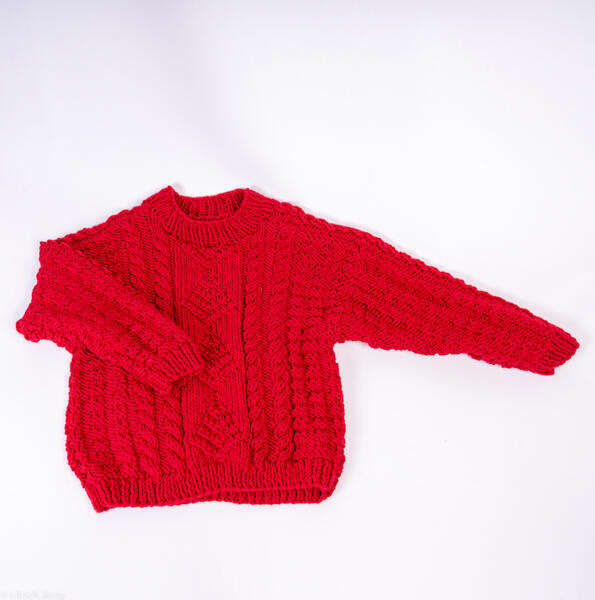 Pull pour enfant tricoté à la main avec des tresses
