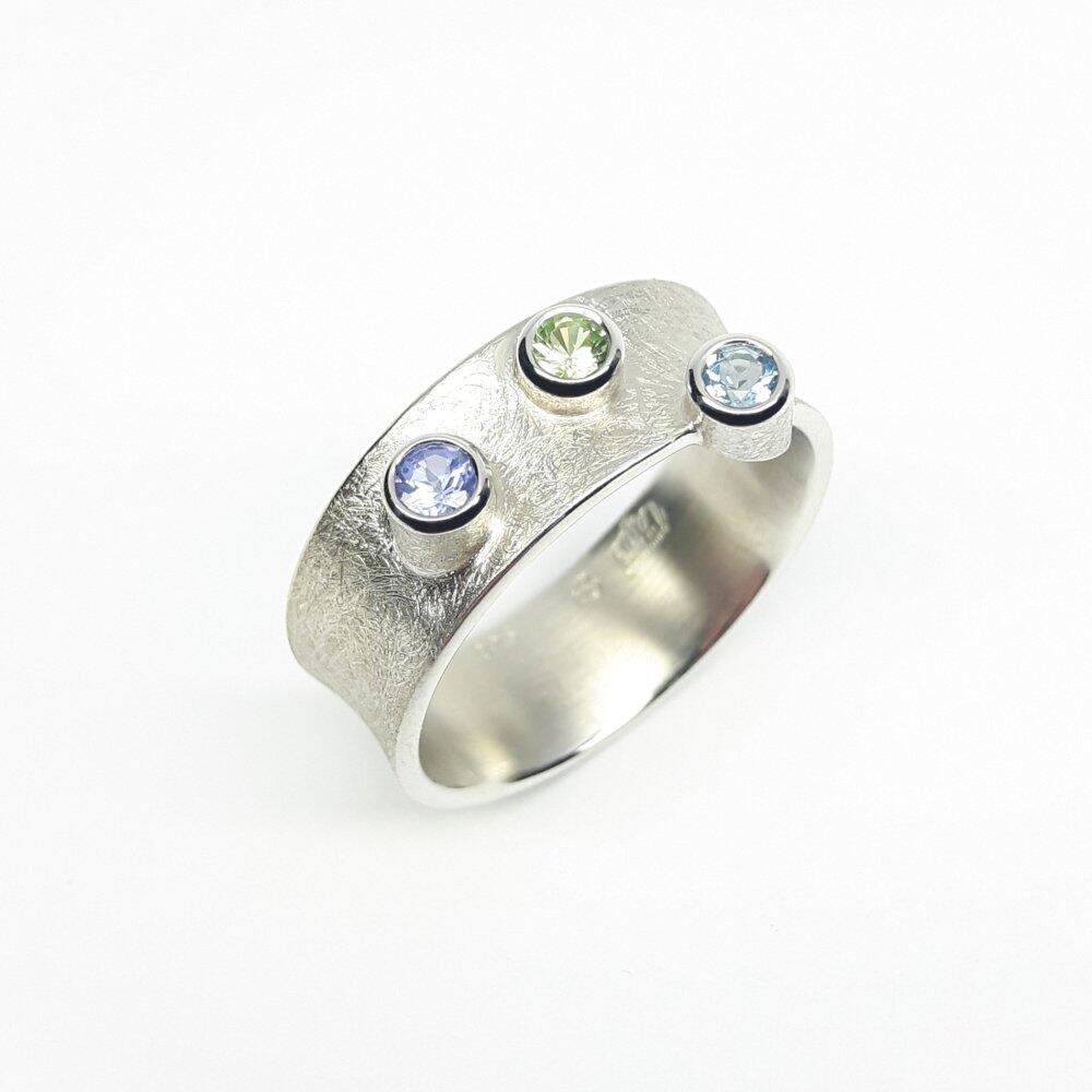 Bague en argent 925/-, aigue-marine, tanzanite et grenat. Pièce unique.