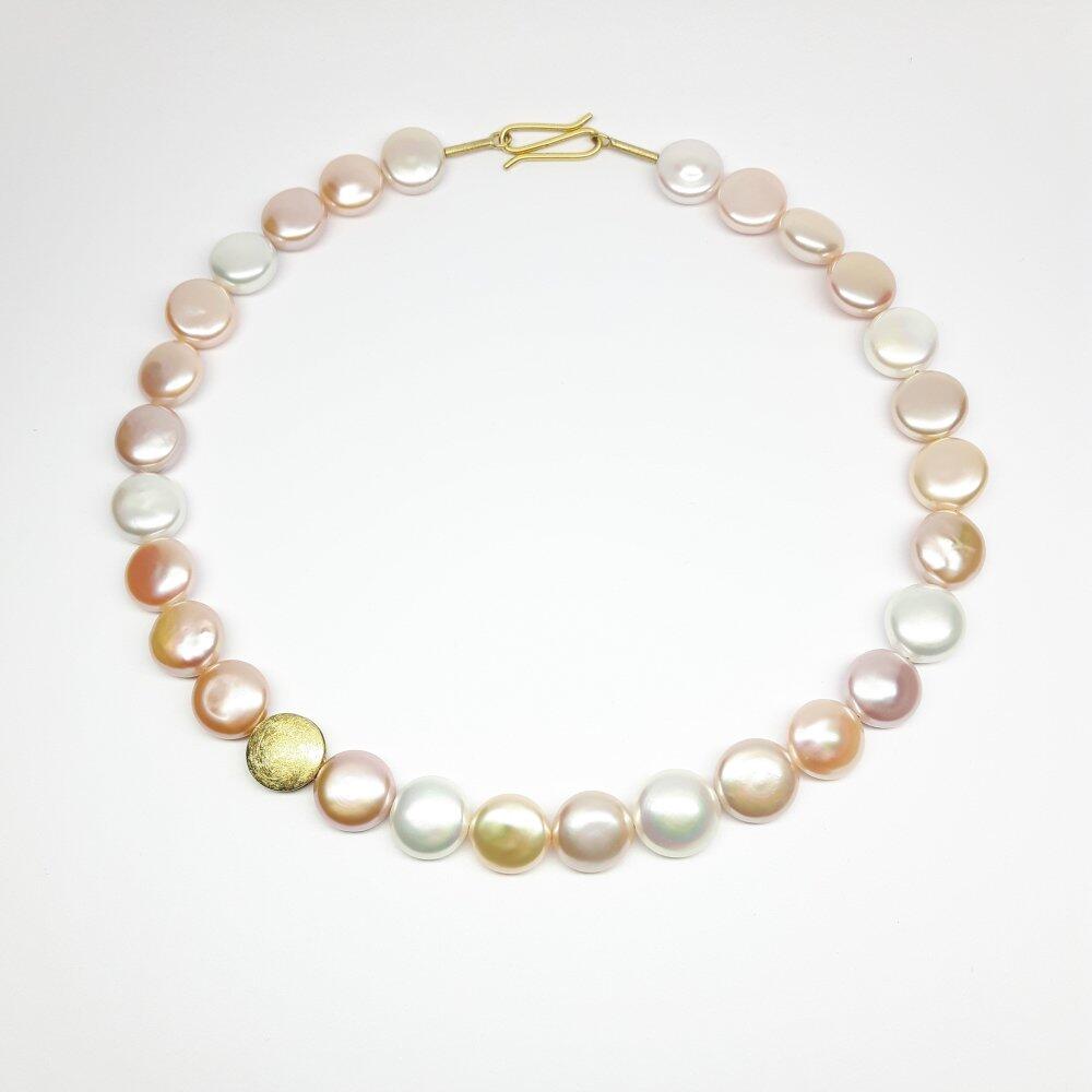 Collier aus Süßwasserzuchtperlen 'coin-shape' sowie 18kt Gelbgold. Unikat.