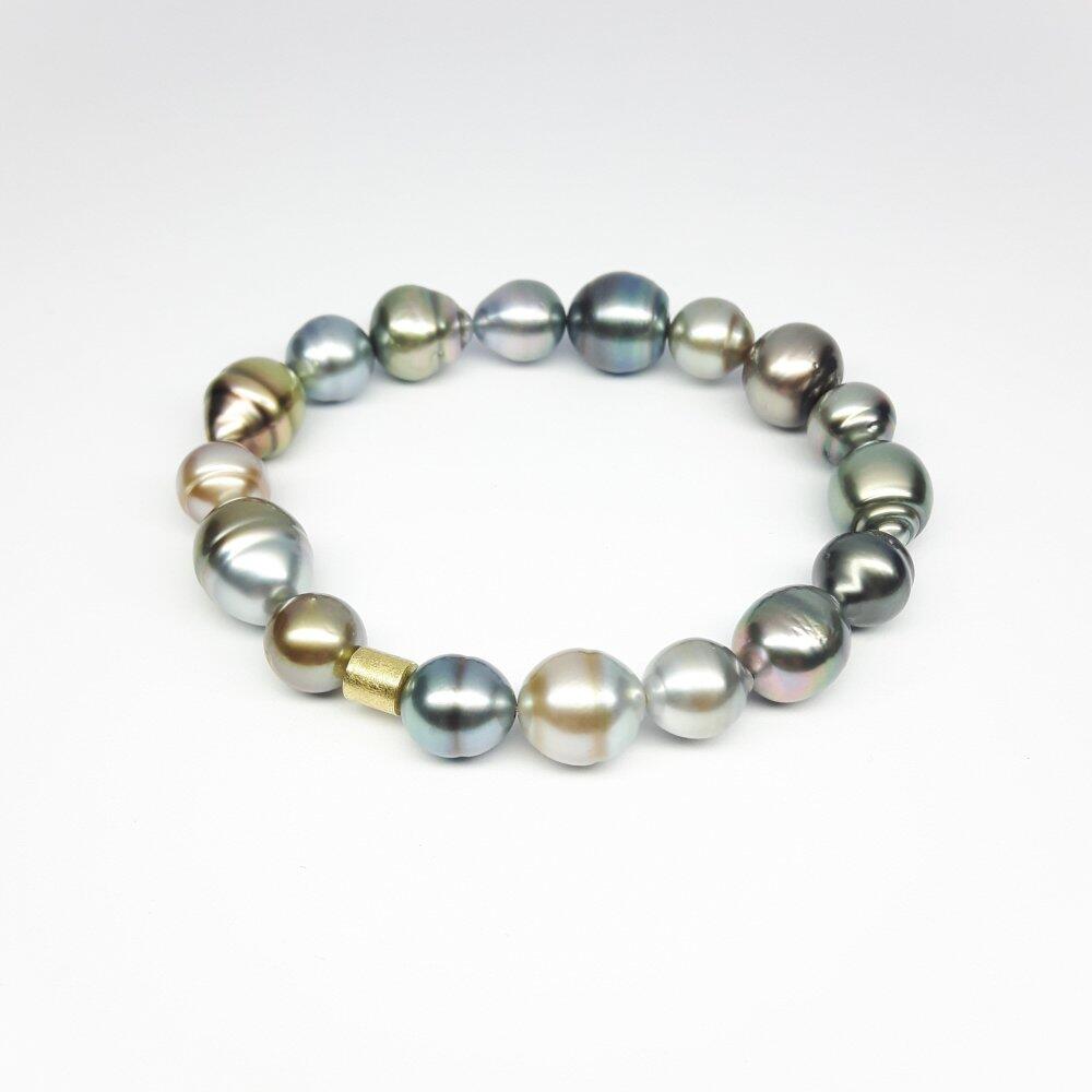 Bracelet made of Tahitian pearls and 18k yellow gold. One-of-a-kind.