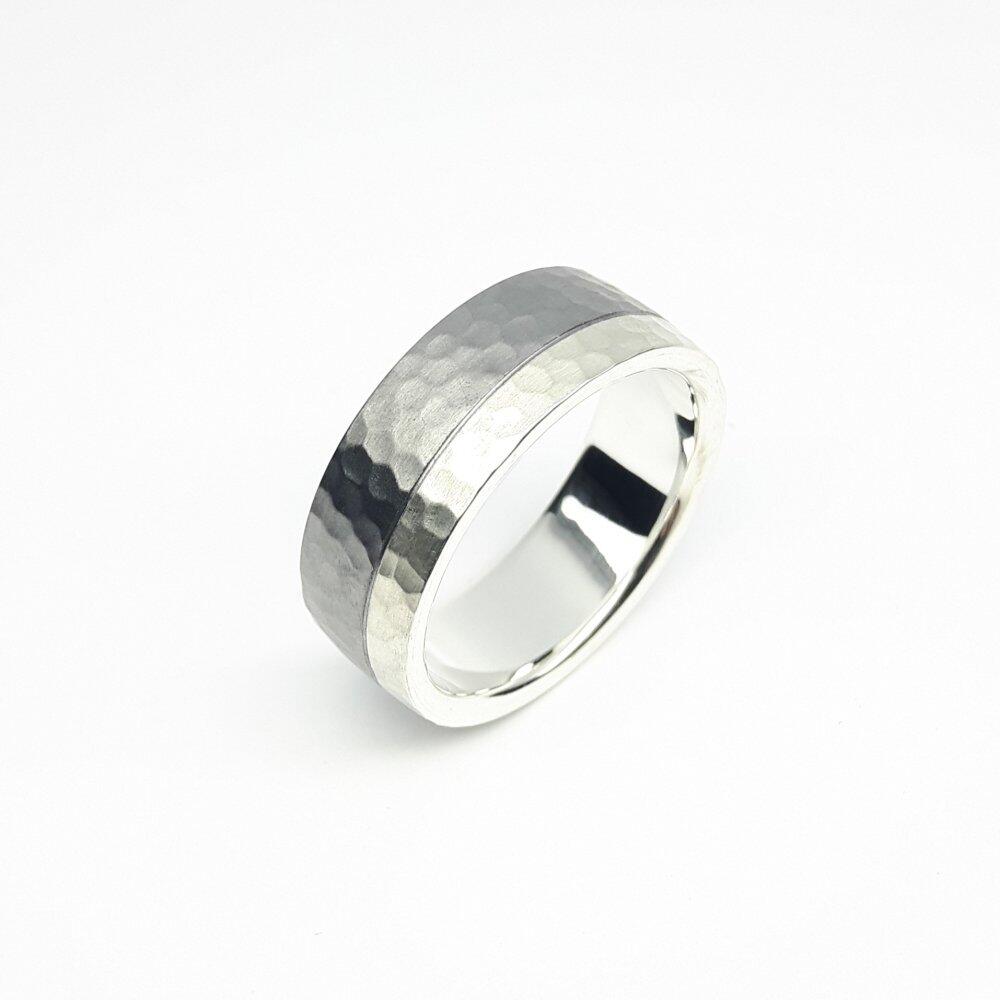 "dialogue", bague en tantale 999/- et argent 925/-.