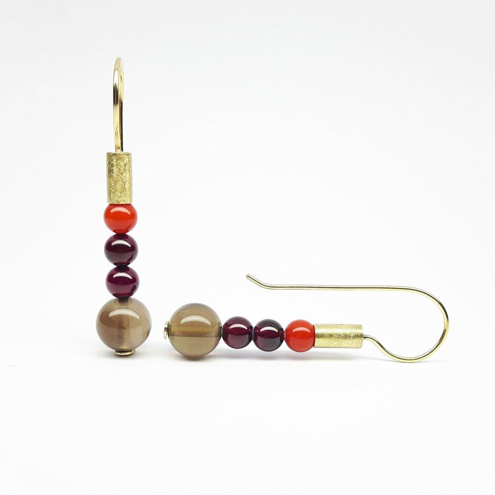 Boucles d'oreilles en or jaune 18kt, boules en corail, grenat et quartz fumé. Pièce unique.