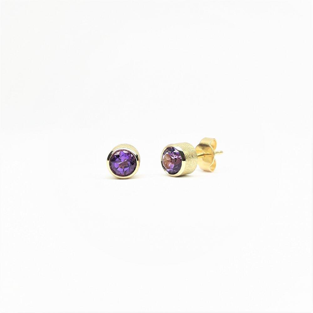 Stud earrings in 18kt yellow gold and amethyst.