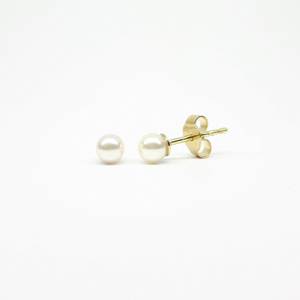 Stud earrings in 18kt yellow gold with white Akoya cultured pearls Ø3.5-4mm.