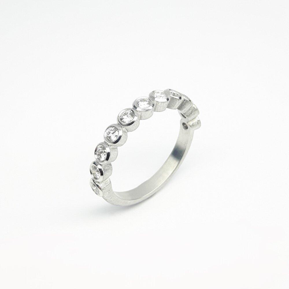 Ring in 18kt white gold and 11 diamonds 2.2mm à 0.44ct.