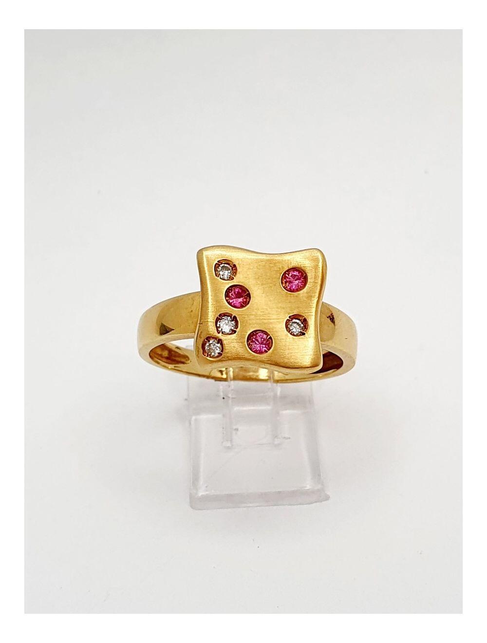 Yellow gold ring with 0.12ct pink sapphire and 0.04ct natural diamonds