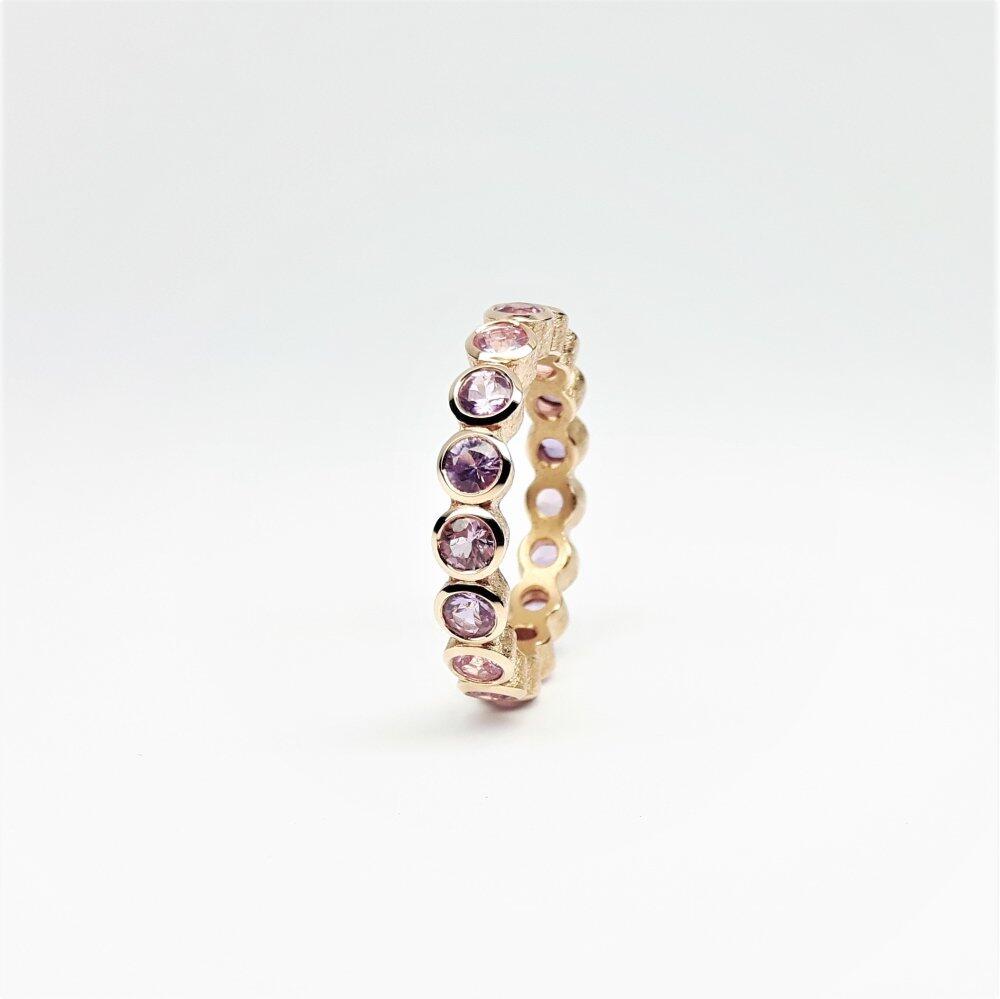 Ring in 18kt rose gold with pink-purple sapphires.