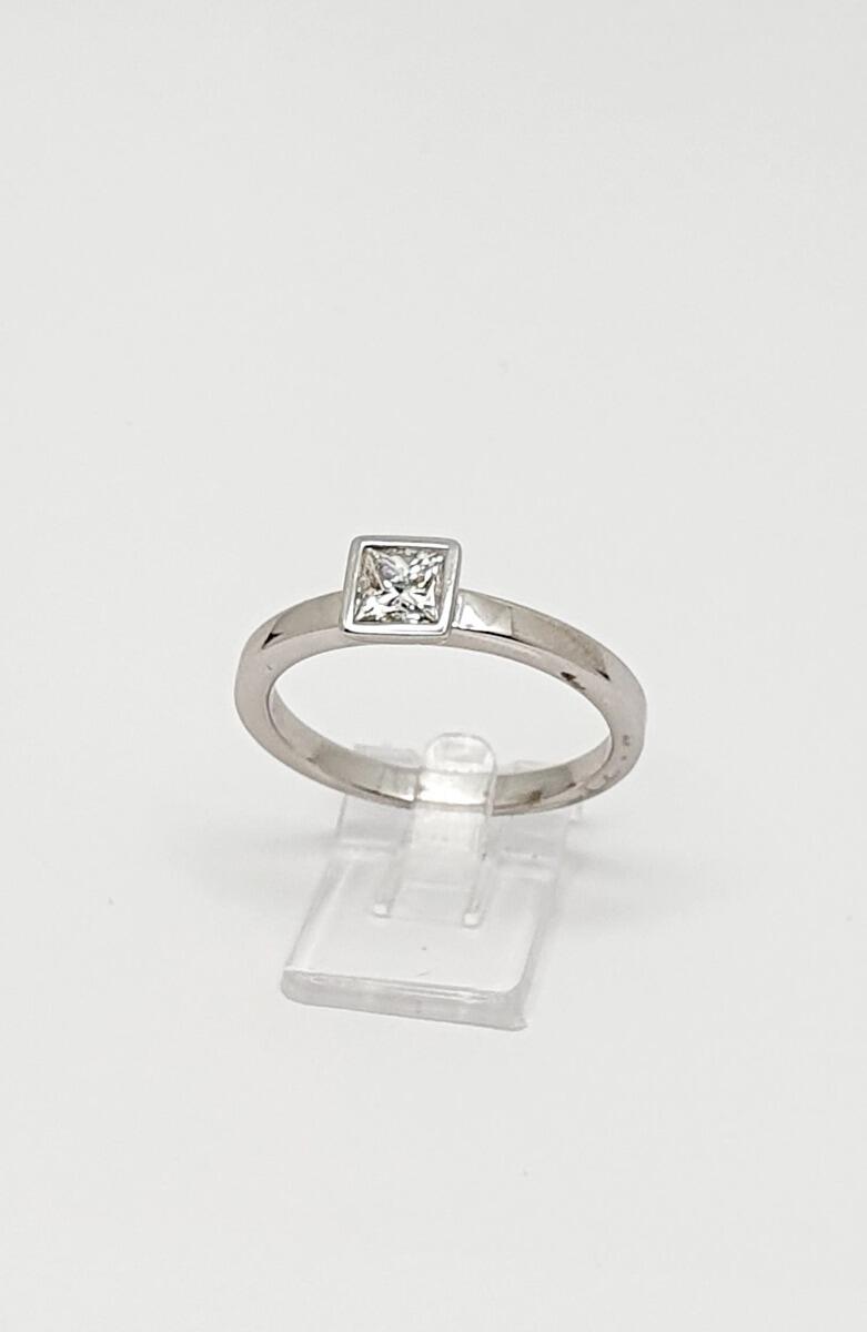 # Solitärring Princess Cut Diamond, Weißgold in Zargenfassung mit 0,47ct Naturdiamant GVVS 1 Princess Cut.