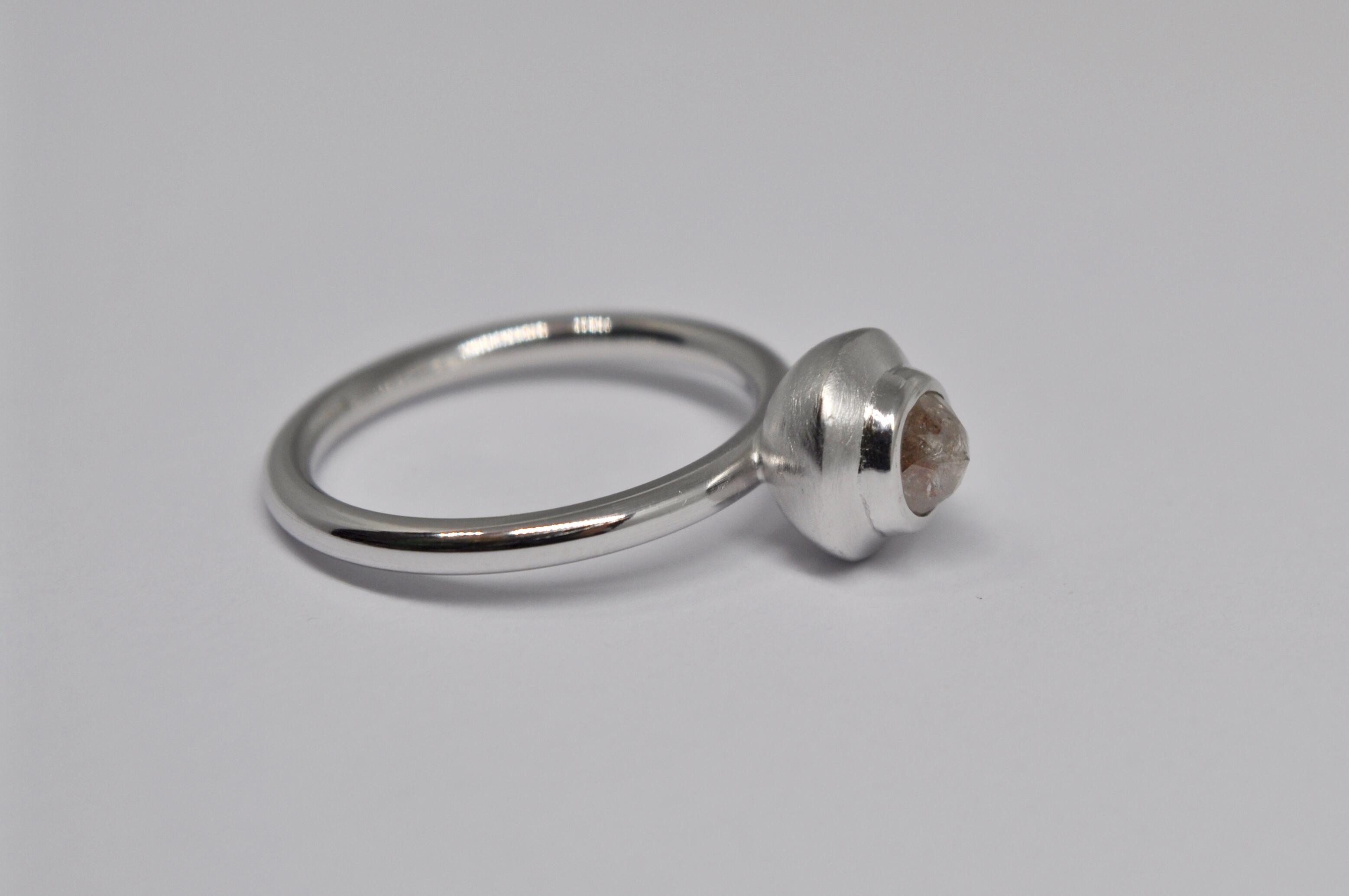 Bague délicate en or blanc avec diamant taillé en rose