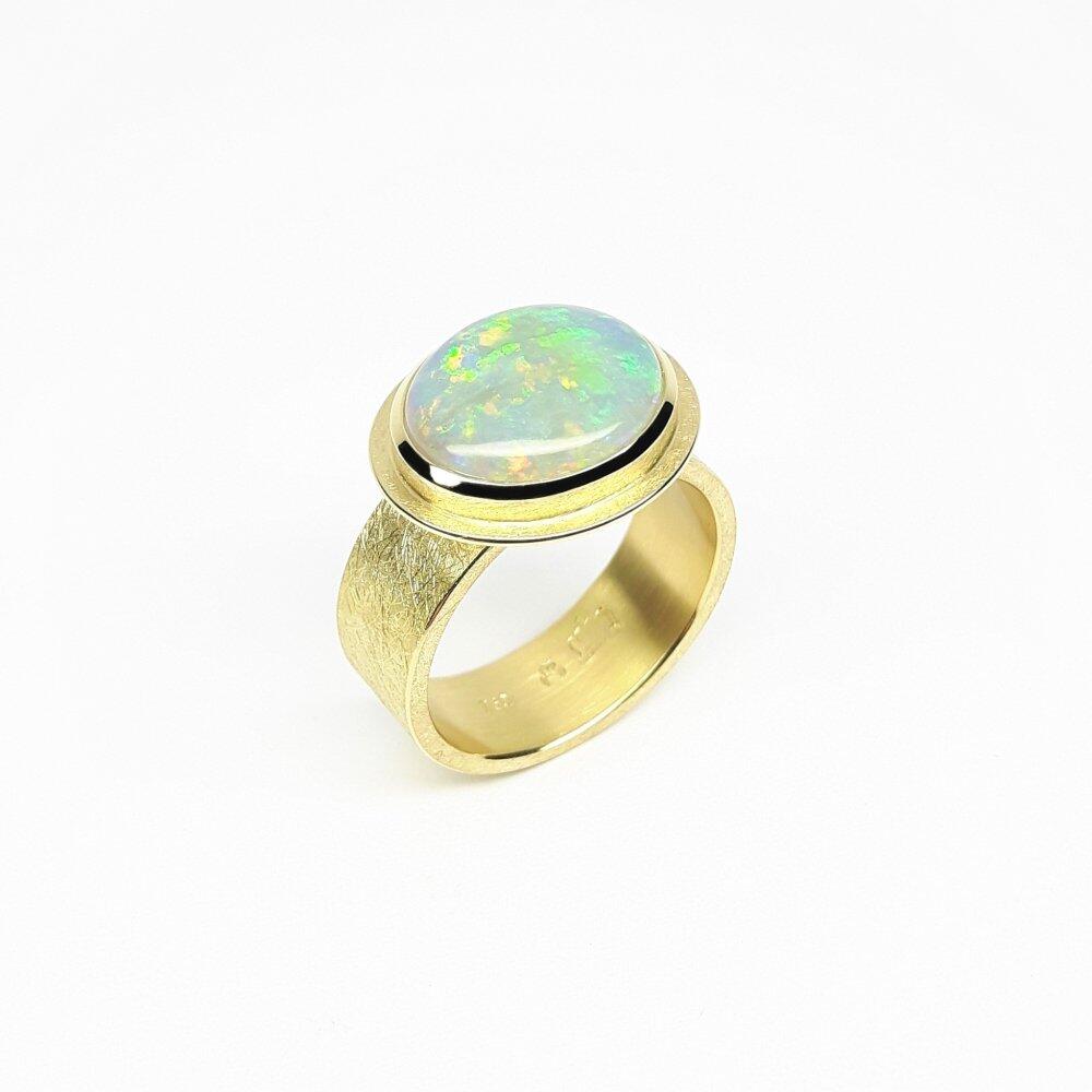 Bague en or jaune 18kt et opale australienne. Pièce unique.