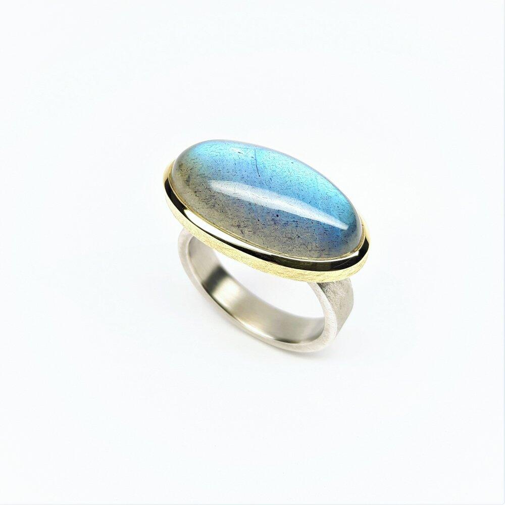 Bague en or jaune et blanc 18kt avec une labradorite. Pièce unique.