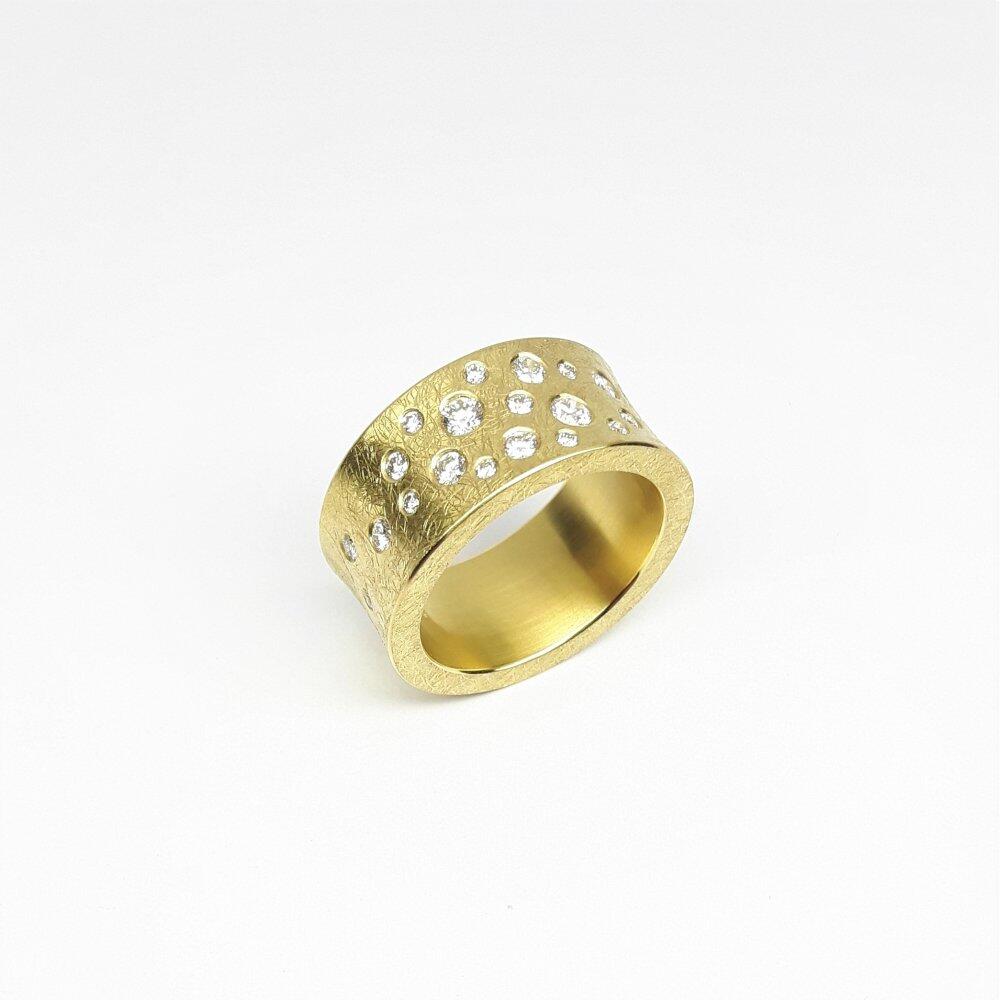 "sky full of stars", ring in 18kt yellow gold and 23 diamonds.