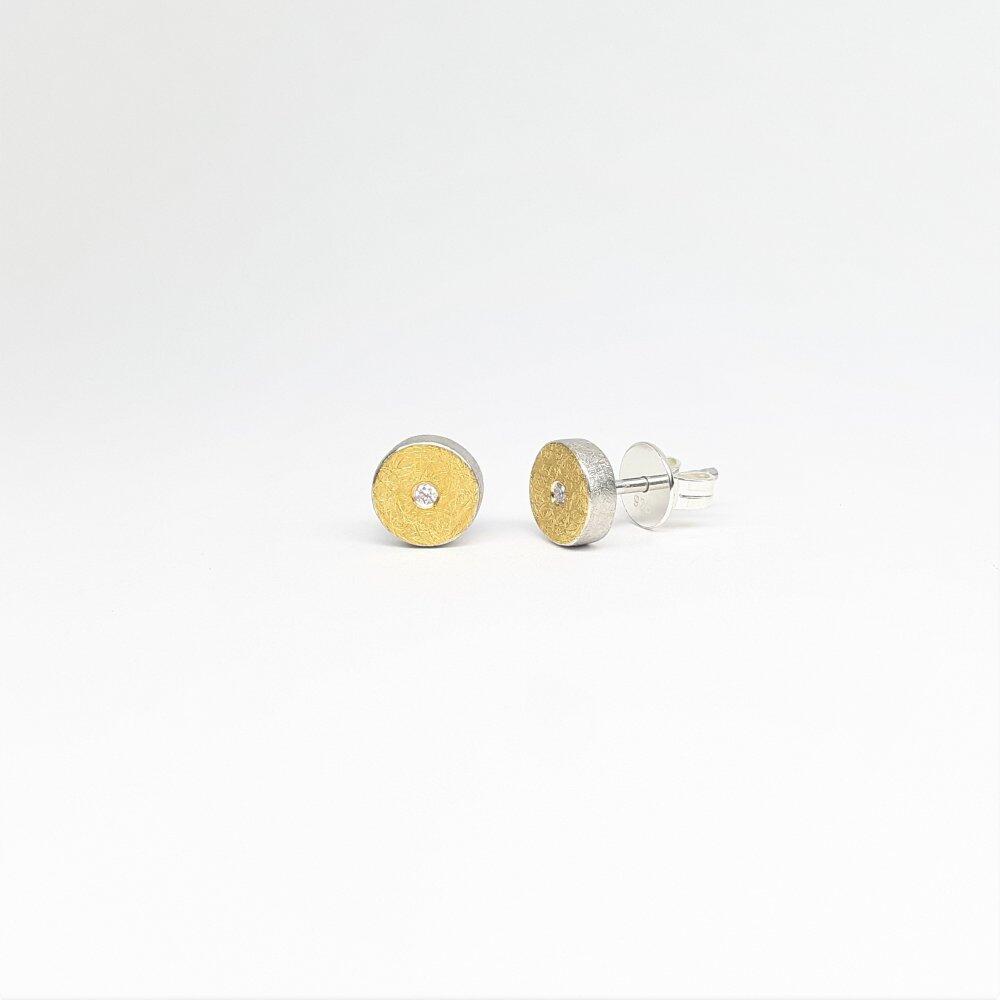 Stud earrings made of fine gold, silver and diamonds.