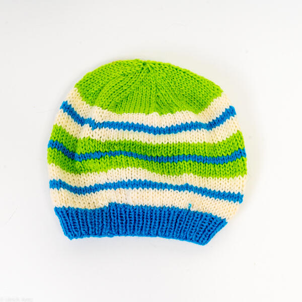 Gestreifte Baby- oder Kleinkindmütze, handgestrickt, Umfang ca. 34 cm 