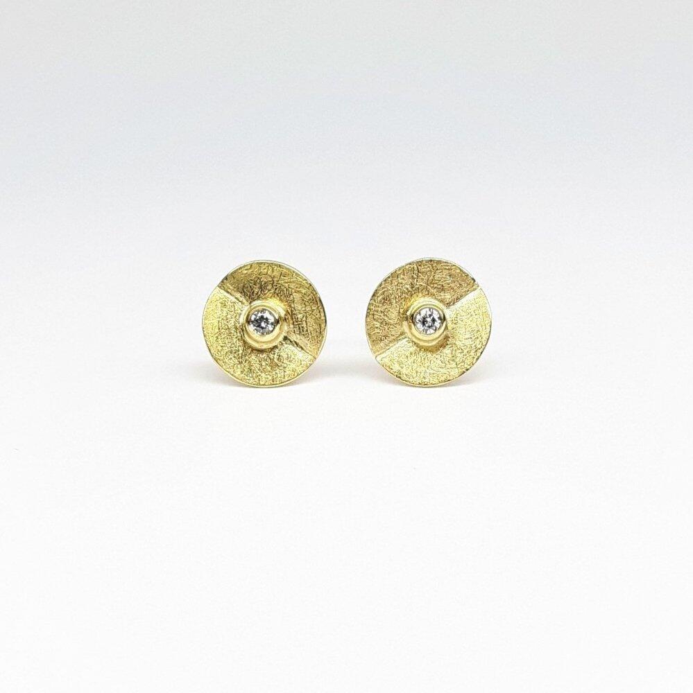 Stud earrings in 18kt yellow gold with diamonds.