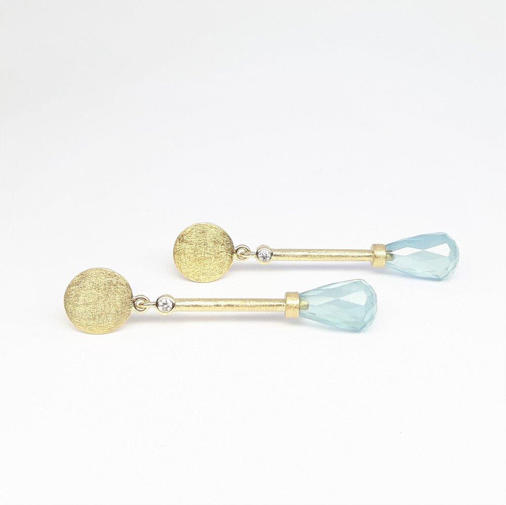 Earrings in 18kt yellow gold, aquamarine pampels and diamonds. Unique piece.