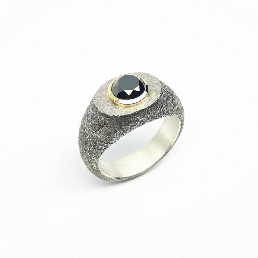 "back in black", Ring aus 925er Silber, 18kt Gold und Diamant. Unikat.